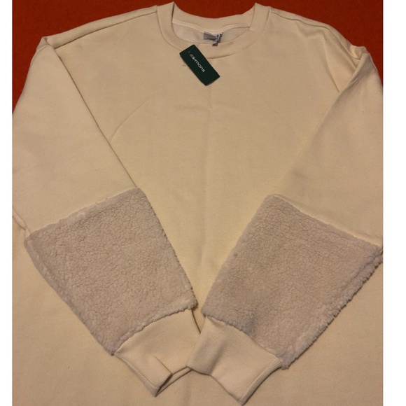 Host Pick ✨✨✨Ivory white sherpa detail sleeves oversized dress / long dress - Picture 4 of 9